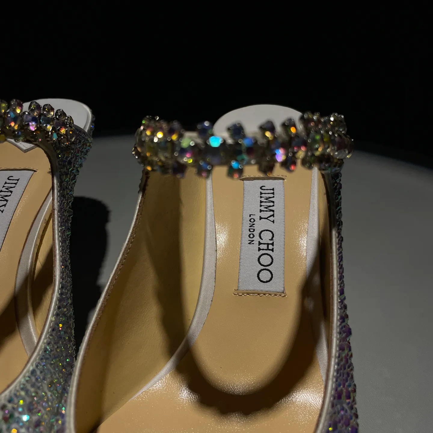 💕💕Factory direct selling price p680💕💕Jimmy Choo/Jimmy Choo classic diamond chain, pointed toe high-heeled slippers, crystal slippers, superb crystal slippers, so beautiful that you can’t take your eyes away. The shape of the shoes is very delicate, not too narrow and long, and the internal space is enough to allow the toes to relax enough. The rhinestones outline a charming arc on the instep, which is simply beautiful. It has a 360-degree surrounding fairy atmosphere, gorgeous but not exaggerated! ! The fabric is made of original customized material. The lining and toes are made of imported sheepskin. Customized A-grade Italian cowhide genuine leather sole. Heel height: 6.5cm 8.5cm Size: 35-39 (34/40/41/42/43 customized)